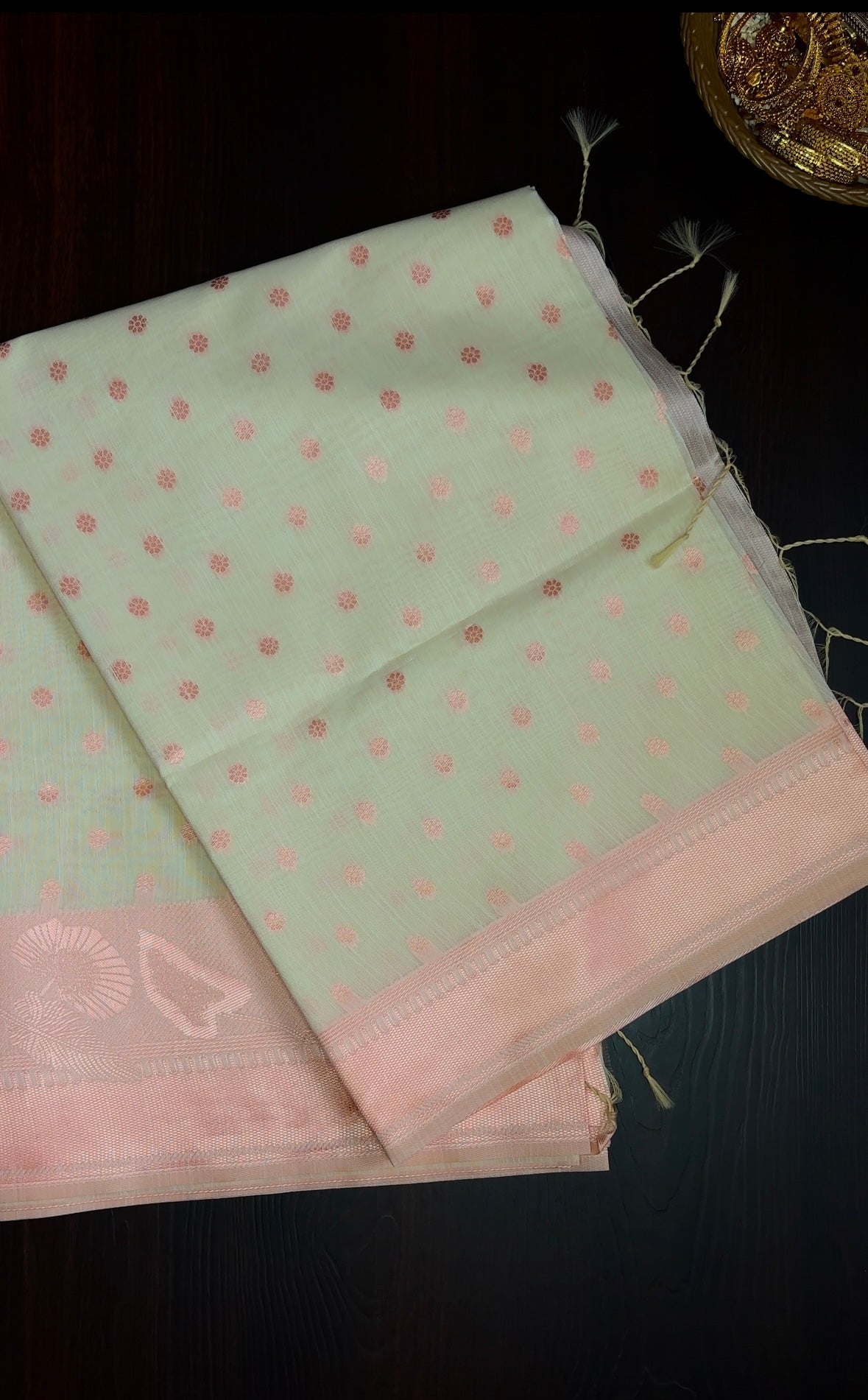 Elegant Peach and Off-White handloom Saree with Floral Motifs