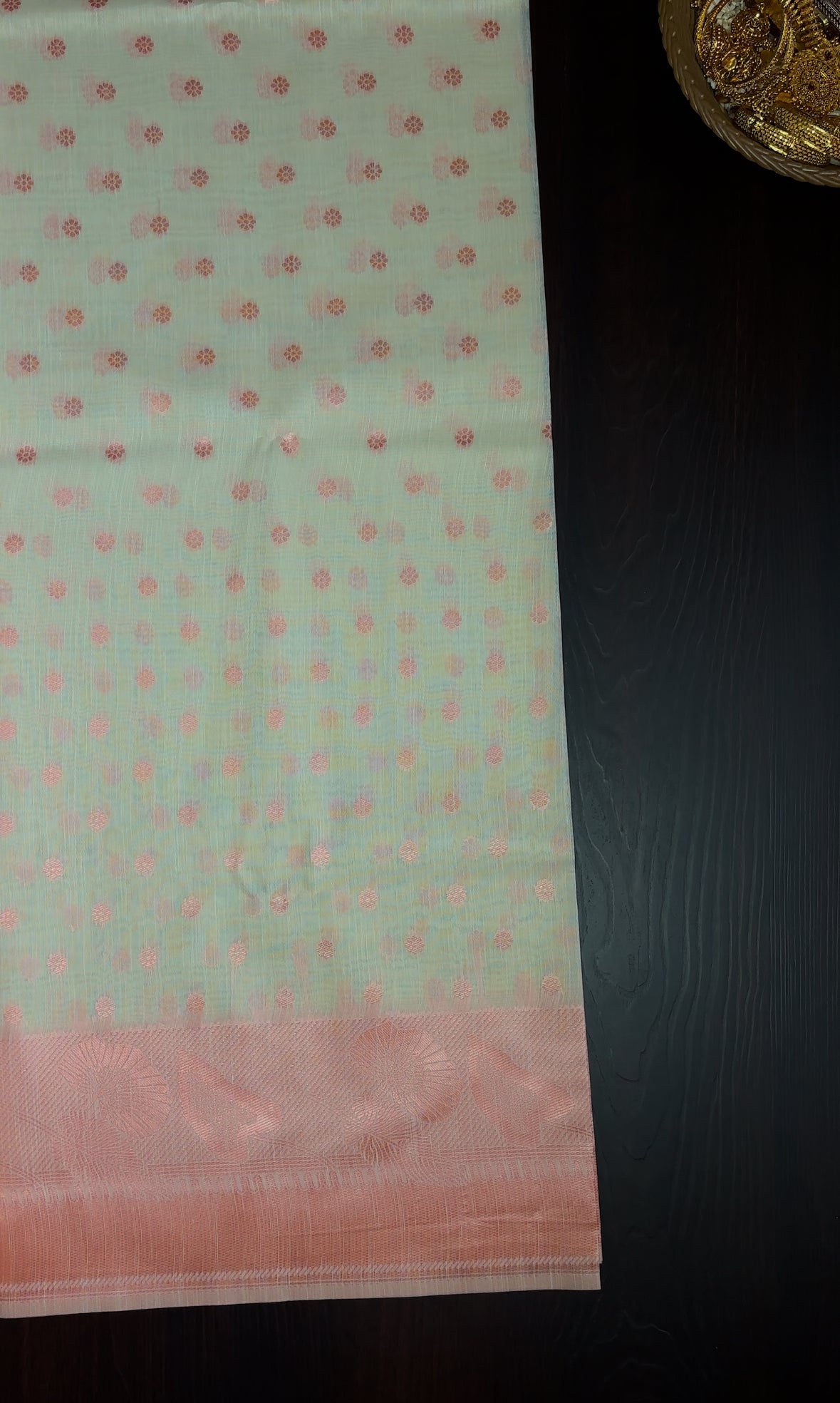 Elegant Peach and Off-White handloom Saree with Floral Motifs