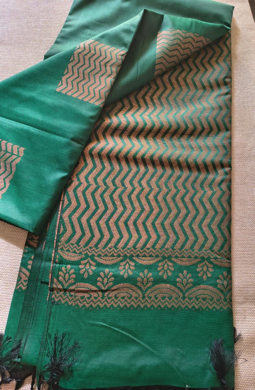 Dark Green Soft Silk Borderless Saree with Rich Golden Zari Pallu