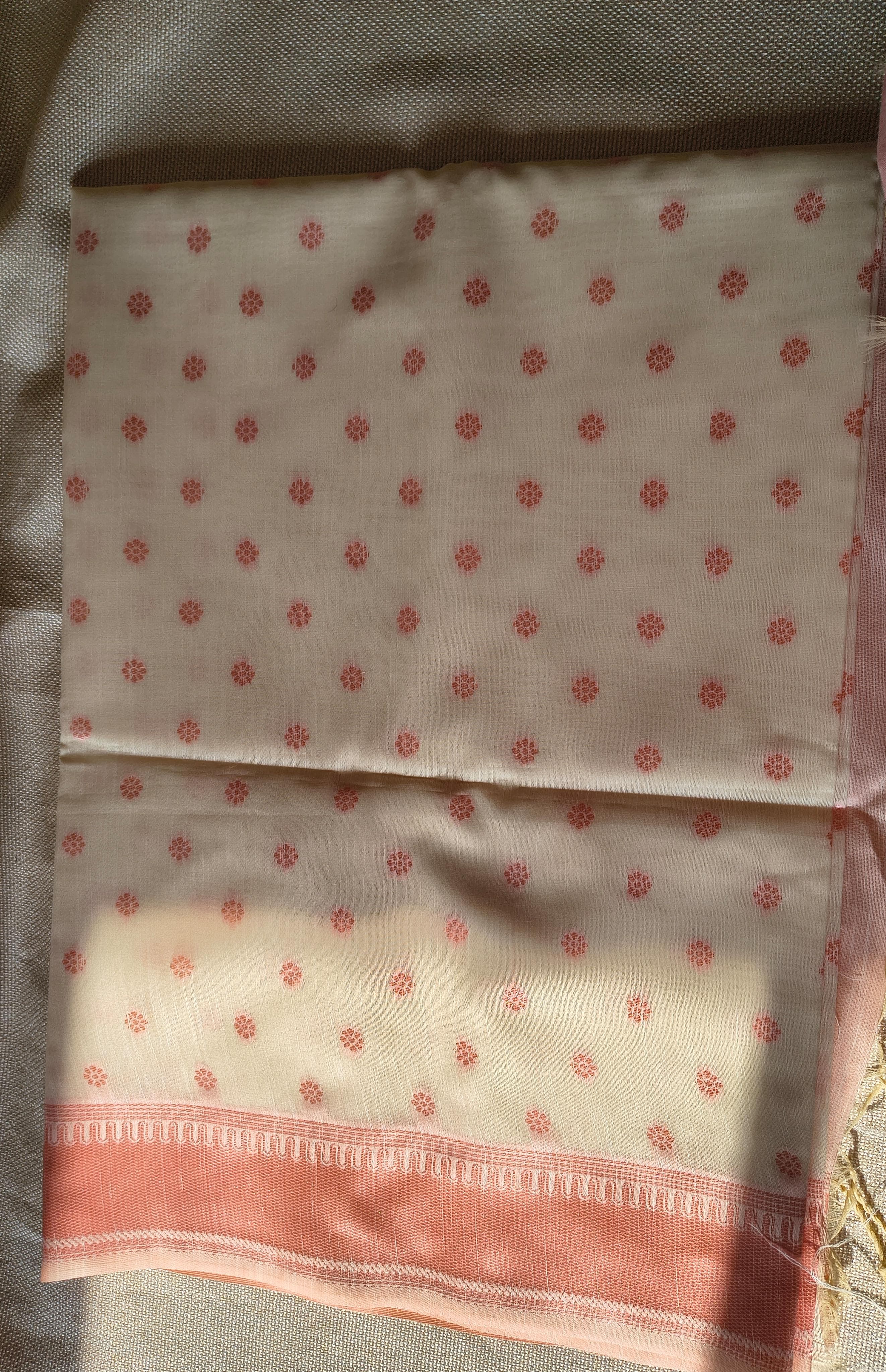 Elegant Peach and Off-White handloom Saree with Floral Motifs