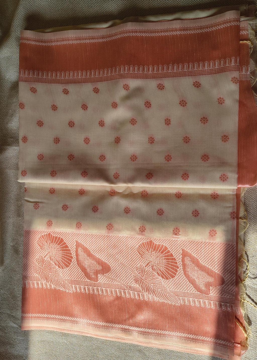 Elegant Peach and Off-White handloom Saree with Floral Motifs