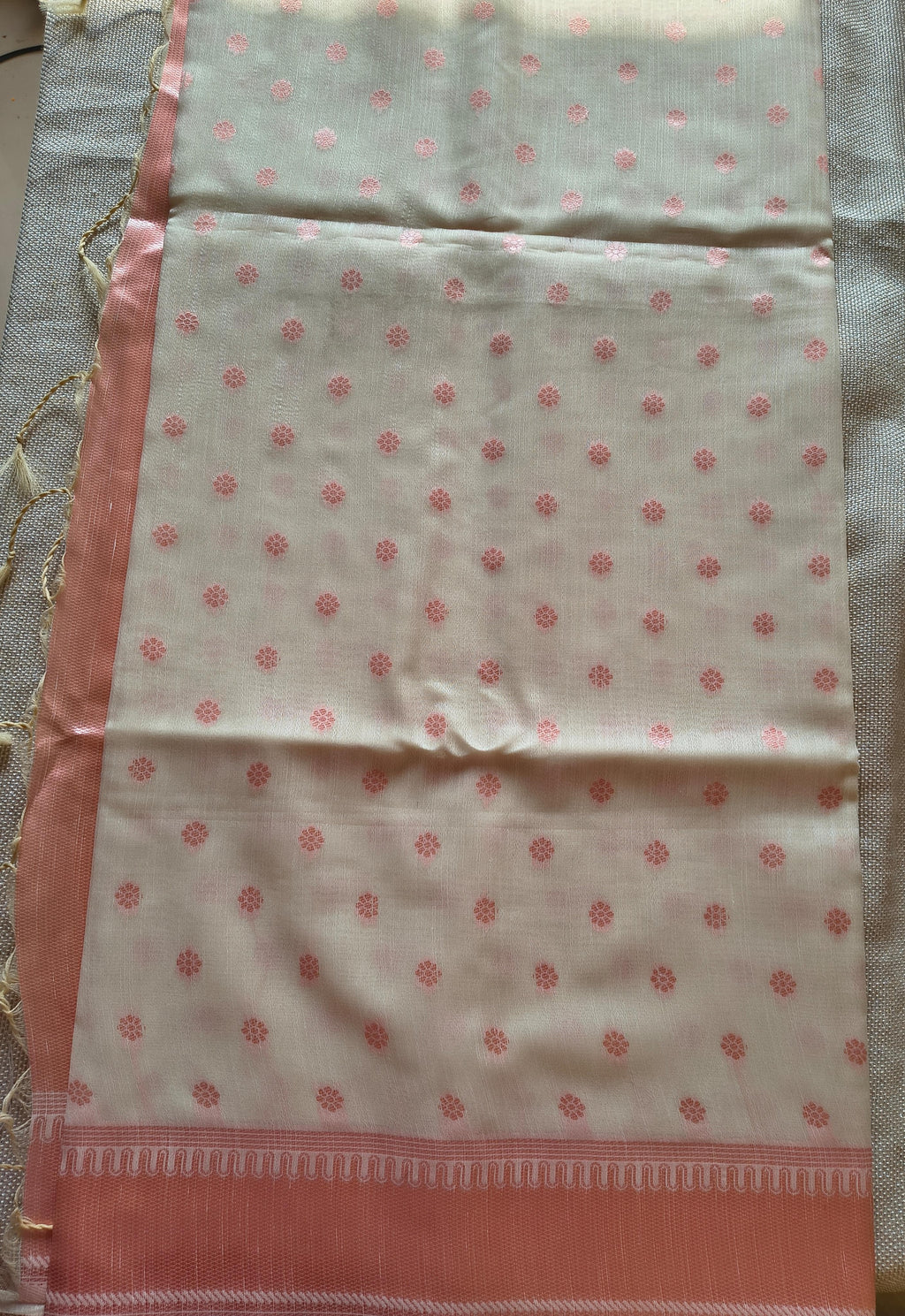 Elegant Peach and Off-White handloom Saree with Floral Motifs